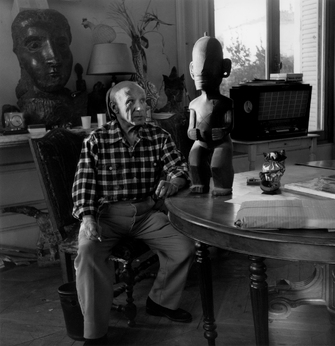 Lucien Clergue, Picasso entre le portrait de Dora Maar et le statue des Iles Marquises (Cannes 1955), 1955 (gedruckt 2007)
