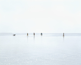 Thomas Wrede, Wattwanderer mit Hunden (aus der Serie 'Seascapes), 2002, &copy; Thomas Wrede, VG-Bildkunst, Bonn