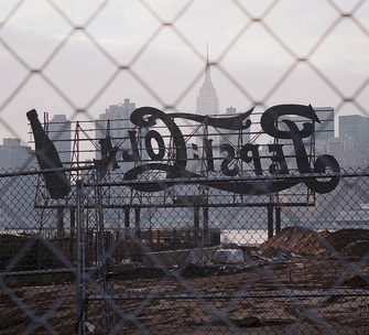 Thomas Wrede, Through the Fence (aus der Serie 'Manhattan Picture Worlds') (aus der Serie "Manhattan/Picture Worlds"), 2007, &copy; Thomas Wrede, VG Bild-Kunst, Bonn