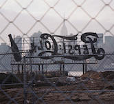 Thomas Wrede, Through the Fence (aus der Serie 'Manhattan Picture Worlds') (aus der Serie "Manhattan/Picture Worlds"), 2007, &copy; Thomas Wrede, VG Bild-Kunst, Bonn